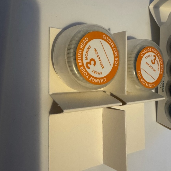 White Clarisonic Charger and new brushes - Picture 4 of 5